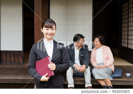 Businesswoman, senior couple, sales Businesswoman, senior couple, sales 46805865