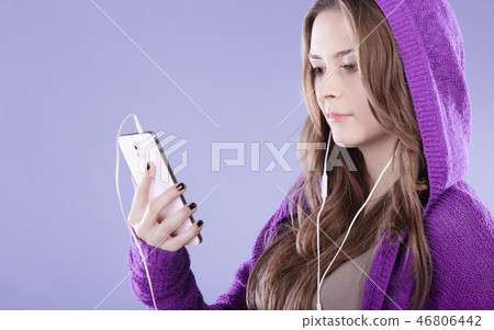 Teen girl with smartphone listening music 46806442