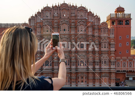 Young woman takes picture of Hawa Mahal in India 46806566
