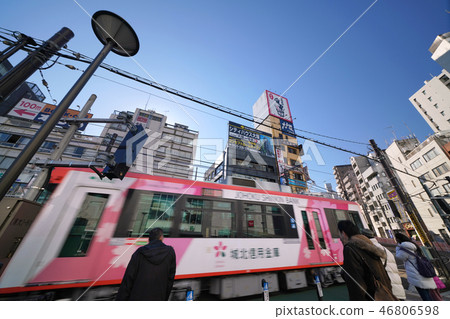 在日本的東京都市風景在大塚車站前面看太陽商店大塚商店街的方向的都市風景 在日本的東京都市風景在大塚車站前面看太陽商店大塚商店街的方向的都市風景 46806598