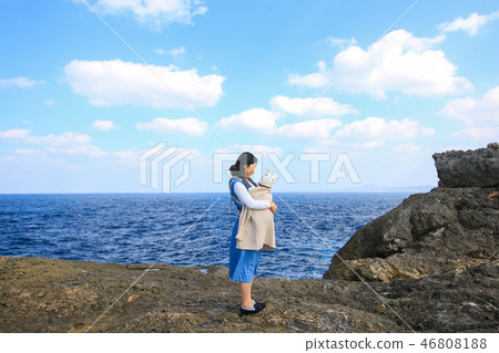 媽媽和嬰孩沖繩島日本的峭壁上面海岸的 媽媽和嬰孩沖繩島日本的峭壁上面海岸的 46808188