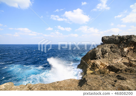 日本沖繩海灣沿岸海岸懸崖和波浪 46808200