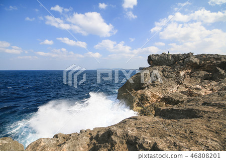 日本沖繩海灣沿岸海岸懸崖和波浪 46808201