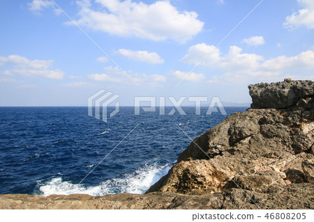 日本沖繩海灣沿岸海岸懸崖和波浪 46808205