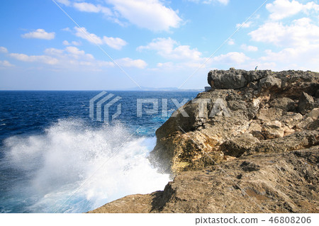 日本沖繩海灣沿岸海岸懸崖和波浪 46808206