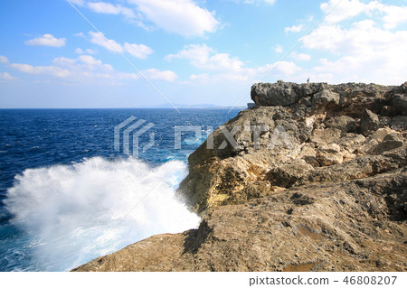 日本沖繩海灣沿岸海岸懸崖和波浪 46808207