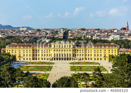 Schonbrunn Palace in Vienna, Austria, full view Schonbrunn Palace in Vienna, Austria, full view 46808320