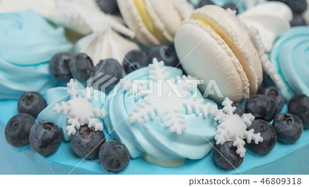 Pie sugar paste Zephyr and berry on top of cupcake 46809318