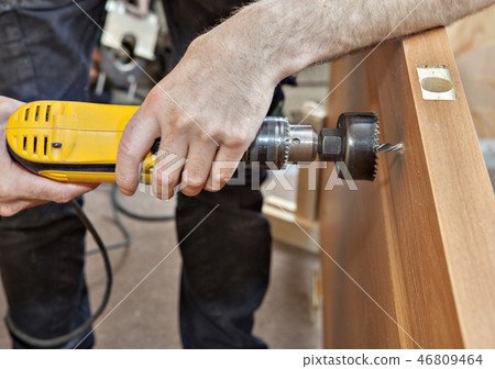 Installer drills hole under door lock with handle 46809464