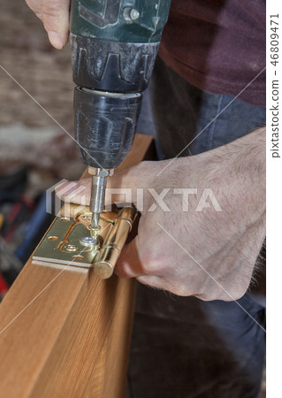 Install hinges for wooden interior door 46809471
