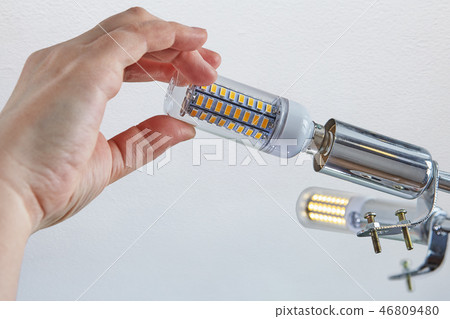 Hand sets LED corn lamp into room ceiling lighting Hand sets LED corn lamp into room ceiling lighting 46809480