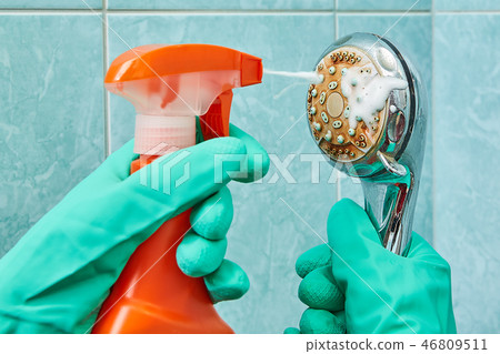 Cleaning head of shower with foamy liquid 46809511
