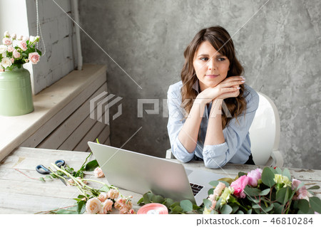 Woman blogger and content creators of social networks and blog flower shop. The concept of online 46810284