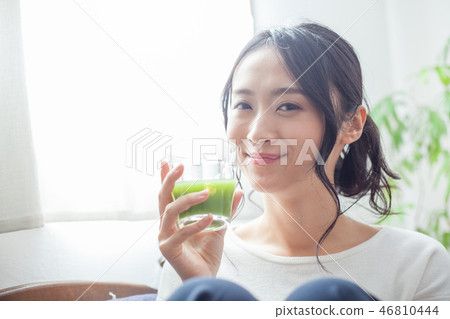20多歲的女性早餐喝蔬菜汁 46810444