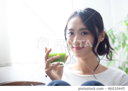 20多歲的女性早餐喝蔬菜汁 46810445