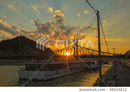 Liberty Bridge in Budapest at sunset 46810812