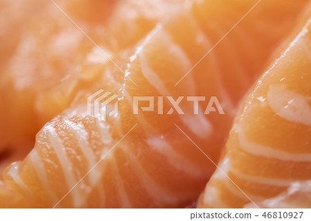 美味的三文魚生魚片 美味的三文魚生魚片 46810927