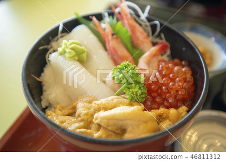Bowl of rice topped with sashimi  46811312