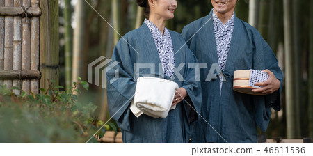 中間資深夫婦溫泉旅行yukata露天浴圖像 46811536