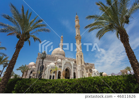 Vertical color photography of Al Mustafa Mosque 46811626
