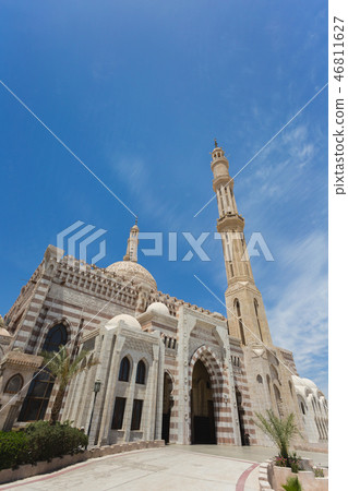 Vertical color photography of Al Mustafa Mosque 46811627