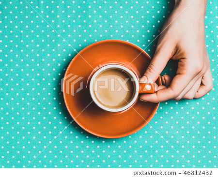 hand holding cup of coffee. hand holding cup of coffee. 46812432