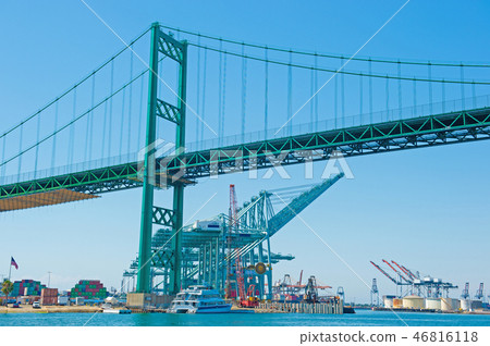 Unloading of Long Beach Harbor (look from the sea side) Unloading of Long Beach Harbor (look from the sea side) 46816118