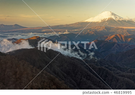 從Tanzawa和Tonotake看到的早晨的富士山和流經Nabori的雲 46819995