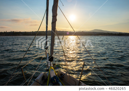從遊艇的頂端日落視圖 46820265