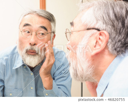 A man seeing a mirror 46820755