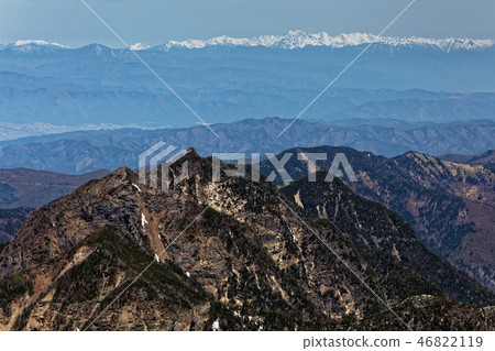 Mt. Sawada的北阿爾卑斯山和從Kaikomagatake看到的剩餘的雪 Mt. Sawada的北阿爾卑斯山和從Kaikomagatake看到的剩餘的雪 46822119