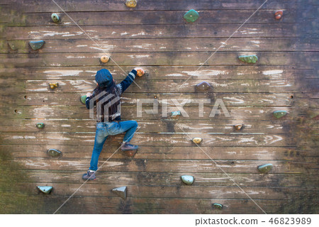 Girl climbing a wall 46823989