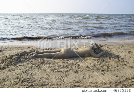 The girl from the sand 46825138