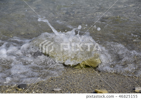 Sea waves run ashore, bubbling and stone covering 46825155