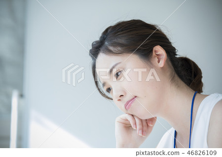Worried business woman 46826109