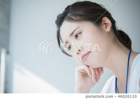 Worried business woman 46826110