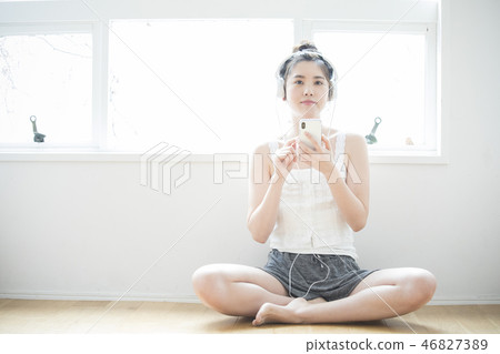 聽到與耳機的音樂的婦女 46827389