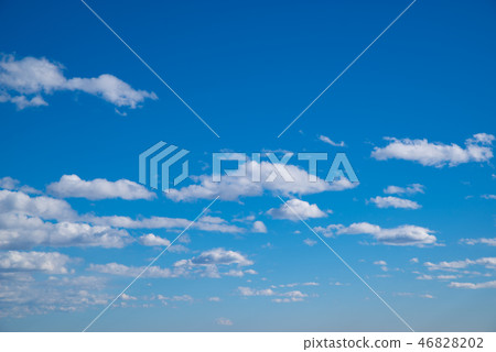 漂浮在藍天a的許多白色雲彩 漂浮在藍天a的許多白色雲彩 46828202
