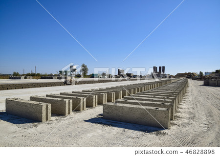 Cinder blocks lie on the ground and dried. Cinder blocks lie on the ground and dried. 46828898