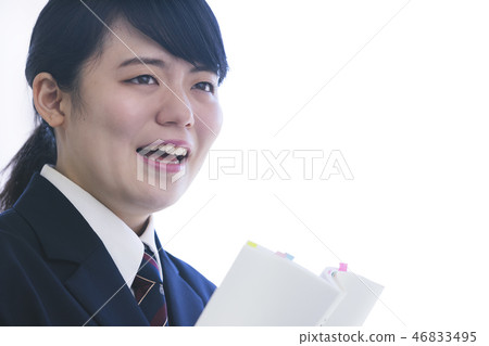 有一張哭泣的面孔的高中女孩 有一張哭泣的面孔的高中女孩 46833495