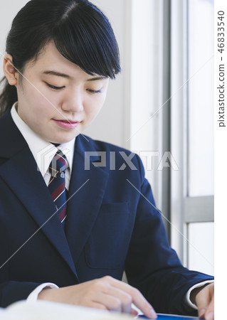 上學的女生上課 上學的女生上課 46833540