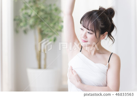 Self check, woman 46833563