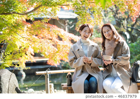 秋天秋葉母親女兒父母和兒童Matcha圖像 46837979