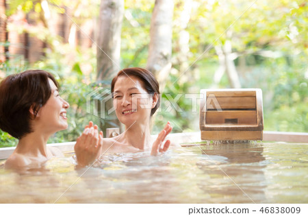 戶外沐浴女性的旅行溫泉旅遊形象 46838009
