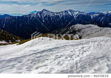 Mt. Hakuhosan and Mt. Fuji seen from Senjogatake Mt. Hakuhosan and Mt. Fuji seen from Senjogatake 46839639