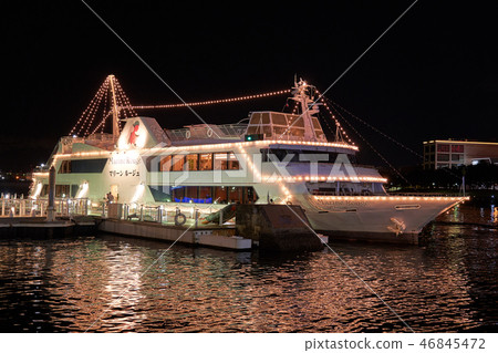 Cityscape Sightseeing boat anchored at Pukarisanbashi in Yokohama Port Cityscape Sightseeing boat anchored at Pukarisanbashi in Yokohama Port 46845472