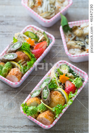 蝦排和肉包裹的午餐盒 46847190
