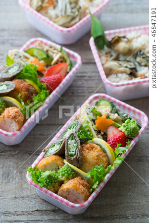 蝦排和肉包裹的午餐盒 蝦排和肉包裹的午餐盒 46847191