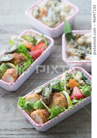 蝦排和肉包裹的午餐盒 46847192