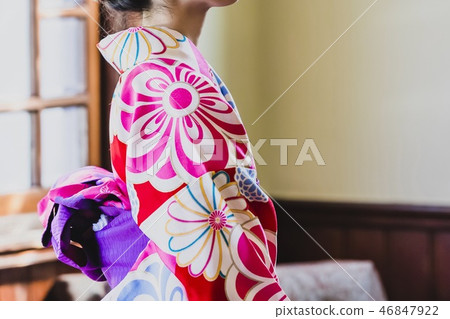 和服一個女人穿著一件清晰的衣服 46847922